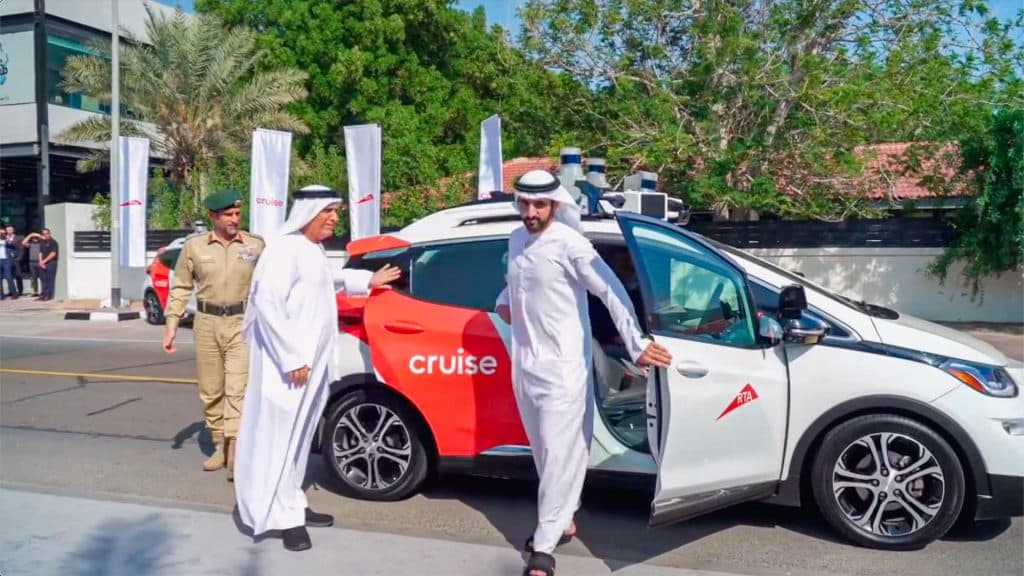 حمدان بن محمد يختبر أول مركبة كروز كهربائية بتقنية القيادة الذاتية 