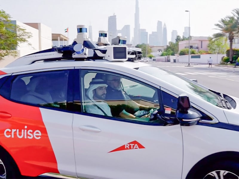 حمدان بن محمد يختبر أول مركبة كروز كهربائية ذاتية القيادة