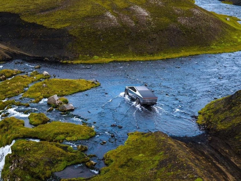 شاحنة تسلا سايبرتراك شحن لاسلكي