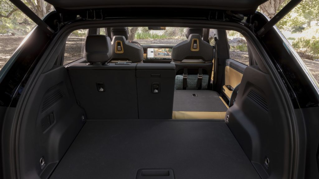 داخلية ريفيانR3Xس الرياضي الكهربائي