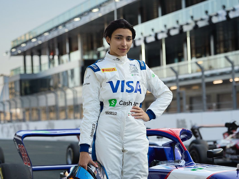 أمنة القبيسي أول سائقة إماراتية لـ "الفورمولا 3"، وأول امرأة عربية تفوز بلقب كأس الإمارات لـ "الفورمولا 4" في جائزة أبوظبي الكبرى عام 2019، وأول سيدة عربية تنافس أيضاً في اختبارات "الفورمولا اي" في المملكة العربية السعودية، والأولى ظهوراً في نهائيات RMC العالمية، حيث أنهت ضمن المراكز العشرة الأولى خلال ذلك. مما جعلها أول متسابقة إماراتية على مر التاريخ.. سباق السيارات فورمولا 1 فورمولا 2 فورمولا 3 فورمولا 4 formula 1 2 3 4
