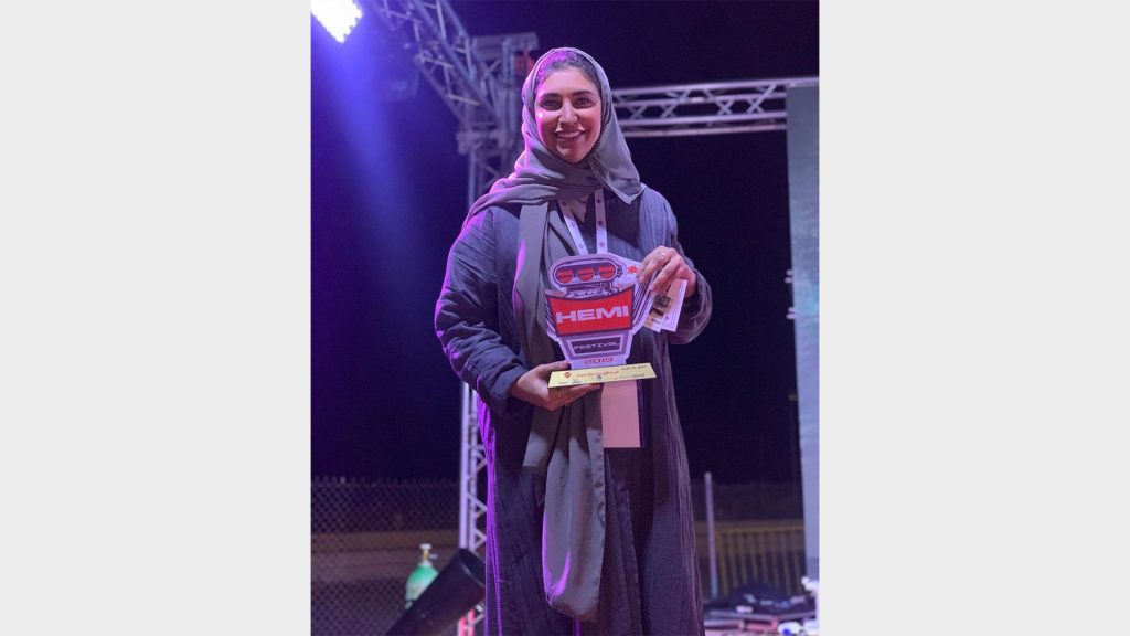 لجين حسنين سائق سباق السيارات السعودية المملكة