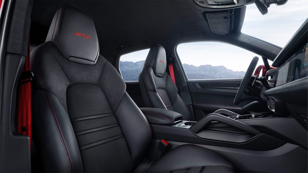 داخلية بورشه كاين جي تي اس 2025
Interior of Porsche Cayenne GTS 2025