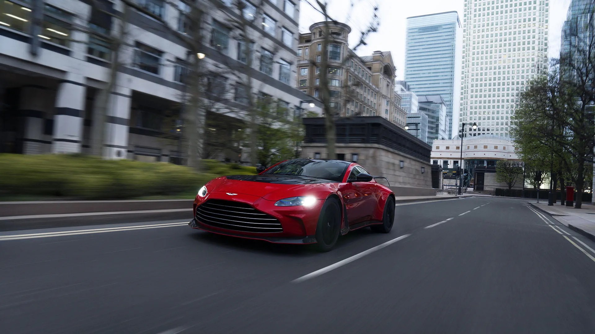 Aston-martin-Vantage-V12
أستون مارتن فانتاج V12