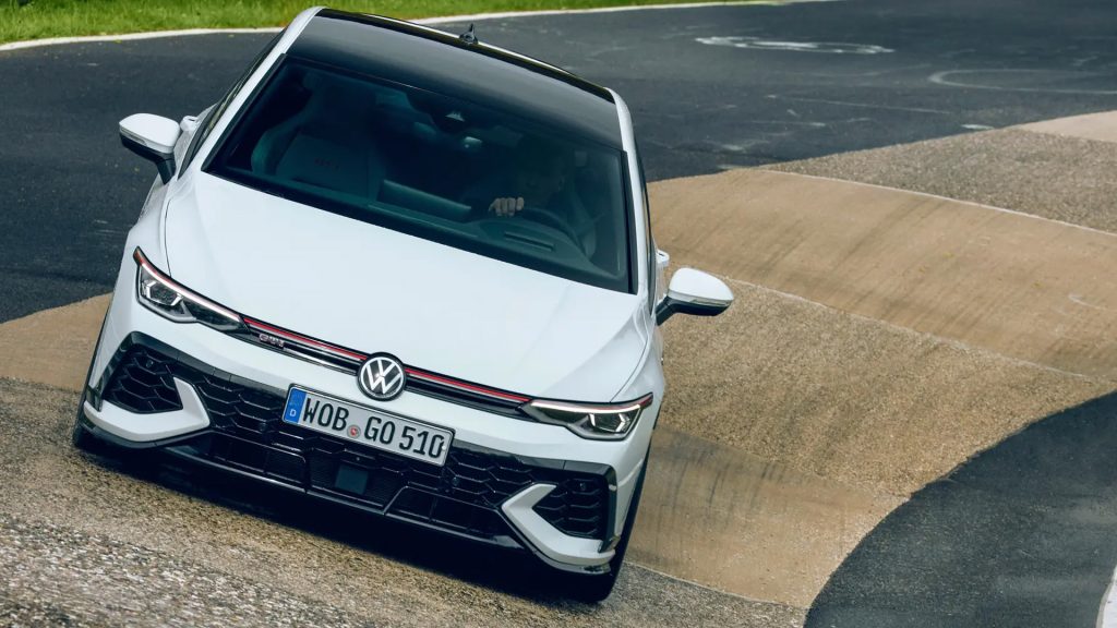 لقد وصلت جولف GTI كلوب سبورت الجديدة لمقارعة أسرع طرازات الهاتشباك الرياضية !
----------------------------------
المزيد من القوة مع مظهر أكثر سلاسة، وتصميم داخلي محدث لحفلة الذكرى الخمسين..
فولكس واجن جولف جي تي اي كلوب سبورت للعام 2025
سيارات الهاتشباك الرياضية
سيارات رياضية
سيارات هاتشباك
سيارات ألمانية
سيارات سريعة
سيارات صغيرة قوية
سيارات عائلية قوية
أسرع سيارة دفع أمامي من جولف
The new Golf GTI Clubsport has arrived to compete with the fastest sports hatchback models!
----------------------------------
More power with a smoother appearance, and an updated interior for the 50th anniversary party.
Volkswagen Golf GTI Clubsport for 2025
Sports hatchback cars
Sports cars
Hatchback cars
German cars
Fast cars
Powerful little cars
Powerful family cars
The fastest front-wheel drive Golf