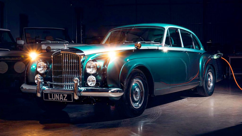 تحويل السيارات الكلاسيكية إلى كهربائية: تحديث أم تدنيس لذكرى طرازات أيقونية؟
سيارات كلاسيكية
سيارات قديمة
سيارات قيّمة
سيارات فاخرة
سيارات فخمة
سيارات باهظة
سيارات قديمة غالية
سيارات كهربائية
سيارات حديثة
Converting Classic Cars to Electric: Modernization or Desecration of Iconic Models?
Classic Cars
Vintage Cars
Valuable Cars
Luxury Cars
Luxury Cars
Expensive Cars
Expensive Vintage Cars
Electric Cars
Modern Cars