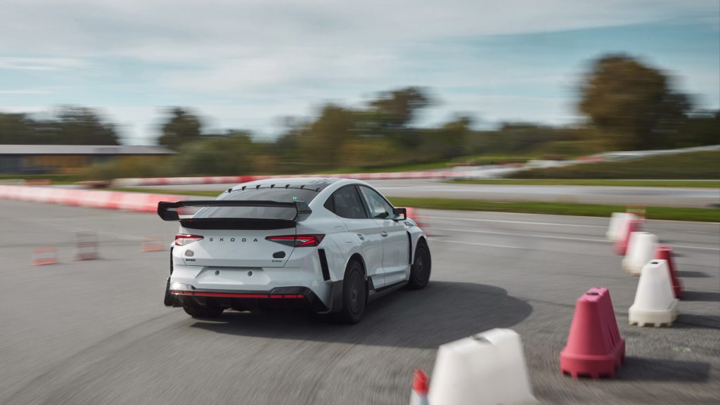 مهلاً، هل عاينتم مفهوم شكودا إنياك RS الكهربائي المخصص للسباقات؟
سيارات رياضية
سيارات معدلة
سيارات كهربائية
سيارات سباق كهربائية
سيارات كهربائية معدلة
سيارات كهربائية رياضية
سيارات قوية
سيارات رالي
سباقات الرالي الكهربائية
سيارة سباق رالي كهربائية
سيارة شكودا الرياضية الكهربائية الجديدة
Wait, have you seen the Škoda Enyaq RS electric racing concept?
Sports cars
Tuned cars
Electric cars
Electric racing cars
Tuned electric cars
Electric sports cars
Power cars
Rally cars
Electric rally racing
Electric rally racing car
Škoda's new electric sports car