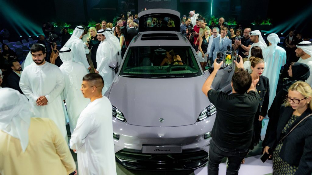 مركز بورشه أبوظبي والعين يُزيح الستار عن طرازي مَكان وتايكان الكهربائية بالكامل
سيارات بورشه الكهربائية
سيارات بورشه الجديدة بالشرق الأوسط
بورشه الكهربائية الجديدة الإمارات
بورسه مكان الكهربائية
بورشه تايكان الكهربائية
سيارات اس يو في كهربائية
سيارات رياضية كهربائية
سيارات قوية
سيارات اس يو في قوية
سيارات اي يو في ألمانية
سيارات ألمانية
الشرق الأوسط
بورشه الإمارات
Porsche Centre Abu Dhabi and Al Ain unveil the all-electric Macan and Taycan
Porsche Electric Cars
New Porsche Cars in the Middle East
New Porsche Electric UAE
Porsche Macan Electric
Porsche Taycan Electric
Electric SUVs
Electric Sports Cars
Powerful Cars
Powerful SUVs
German EUVs
German Cars
Middle East
Porsche UAE