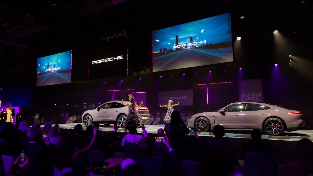 مركز بورشه أبوظبي والعين يُزيح الستار عن طرازي مَكان وتايكان الكهربائية بالكامل
سيارات بورشه الكهربائية
سيارات بورشه الجديدة بالشرق الأوسط
بورشه الكهربائية الجديدة الإمارات
بورسه مكان الكهربائية
بورشه تايكان الكهربائية
سيارات اس يو في كهربائية
سيارات رياضية كهربائية
سيارات قوية
سيارات اس يو في قوية
سيارات اي يو في ألمانية
سيارات ألمانية
الشرق الأوسط
بورشه الإمارات
Porsche Centre Abu Dhabi and Al Ain unveil the all-electric Macan and Taycan
Porsche Electric Cars
New Porsche Cars in the Middle East
New Porsche Electric UAE
Porsche Macan Electric
Porsche Taycan Electric
Electric SUVs
Electric Sports Cars
Powerful Cars
Powerful SUVs
German EUVs
German Cars
Middle East
Porsche UAE