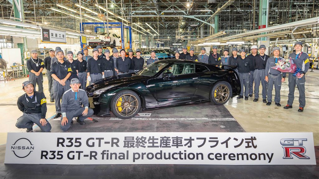 نيسان R35 GT-R.. السطر الأخير من أسطورة بدأت عام 2007!
نيسان جي تي ار
آخر نيسان جي تي ار
سيارات نيسان جي تي ار 2025
نيسان جي تي ار 2026
سوبر كارز
سيارات خارقة
سيارات قوية
سيارات سريعة
سيارات سوبر سبورت
سيارات سوبر رياضية
سيارات سبورت
سيارات رياضية
سيارات سباق
سيارات يابانية
سيارات صينية
سيارات توب جير
نيسان 2025
نيسان 2026
This is it. You’re looking at the last ever R35 Nissan GT-R. End of an era indeed.
Yep, having first launched all the way back in 2007, the final R35 has now rolled off the production line at Nissan’s Tochigi plant just outside Tokyo. And what an example it is too – a Premium T-spec with midnight purple paint (yes, we thought it was green originally too) and gold wheels. Ooft. This particular car is apparently destined for a customer in Japan. At least it won’t sit in a museum for the rest of eternity.
Nissan R35 GT-R... The last line of a legend that began in 2007!
Nissan GT-R
Last Nissan GT-R
2025 Nissan GT-Rs
2026 Nissan GT-Rs
Supercars
Powerful Cars
Fast Cars
Supersport Cars
Supersports Cars
Sports Cars
Sports Cars
Racing Cars
Japanese Cars
Chinese Cars
Top Gear Cars
Nissan 2025
Nissan 2026
This is it. You’re looking at the last-ever R35 Nissan GT-R. End of an era, indeed.
Yes, having first launched all the way back in 2007, the final R35 has now rolled off the production line at Nissan’s Tochigi plant just outside Tokyo. And what an example it is too – a Premium T-spec with midnight purple paint (yes, we thought it was green originally too) and gold wheels. Ooft. This particular car is apparently destined for a customer in Japan. At least it won’t sit in a museum for the rest of eternity.