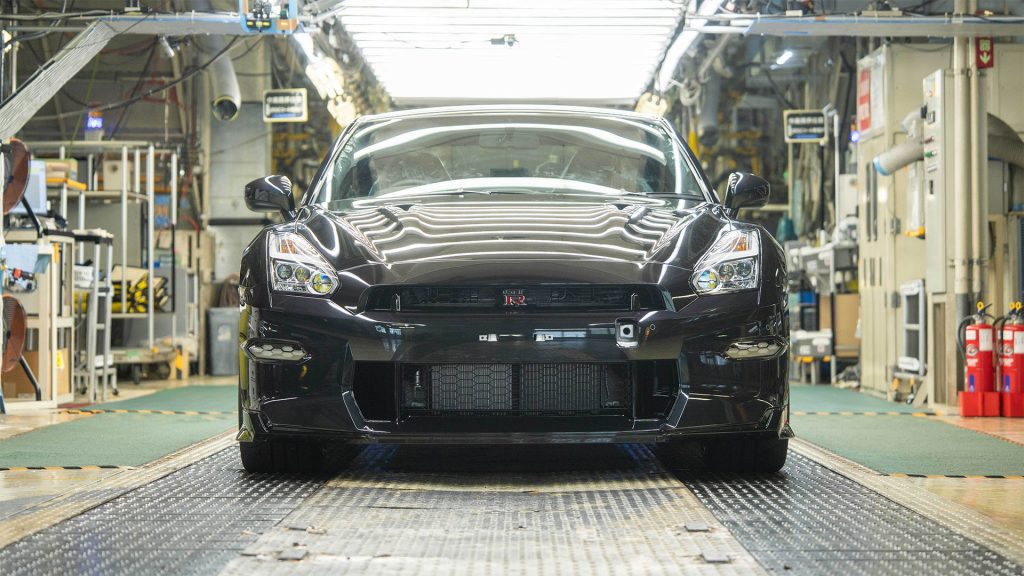 نيسان R35 GT-R.. السطر الأخير من أسطورة بدأت عام 2007!
نيسان جي تي ار
آخر نيسان جي تي ار
سيارات نيسان جي تي ار 2025
نيسان جي تي ار 2026
سوبر كارز
سيارات خارقة
سيارات قوية
سيارات سريعة
سيارات سوبر سبورت
سيارات سوبر رياضية
سيارات سبورت
سيارات رياضية
سيارات سباق
سيارات يابانية
سيارات صينية
سيارات توب جير
نيسان 2025
نيسان 2026
This is it. You’re looking at the last ever R35 Nissan GT-R. End of an era indeed.
Yep, having first launched all the way back in 2007, the final R35 has now rolled off the production line at Nissan’s Tochigi plant just outside Tokyo. And what an example it is too – a Premium T-spec with midnight purple paint (yes, we thought it was green originally too) and gold wheels. Ooft. This particular car is apparently destined for a customer in Japan. At least it won’t sit in a museum for the rest of eternity.
Nissan R35 GT-R... The last line of a legend that began in 2007!
Nissan GT-R
Last Nissan GT-R
2025 Nissan GT-Rs
2026 Nissan GT-Rs
Supercars
Powerful Cars
Fast Cars
Supersport Cars
Supersports Cars
Sports Cars
Sports Cars
Racing Cars
Japanese Cars
Chinese Cars
Top Gear Cars
Nissan 2025
Nissan 2026
This is it. You’re looking at the last-ever R35 Nissan GT-R. End of an era, indeed.
Yes, having first launched all the way back in 2007, the final R35 has now rolled off the production line at Nissan’s Tochigi plant just outside Tokyo. And what an example it is too – a Premium T-spec with midnight purple paint (yes, we thought it was green originally too) and gold wheels. Ooft. This particular car is apparently destined for a customer in Japan. At least it won’t sit in a museum for the rest of eternity.
