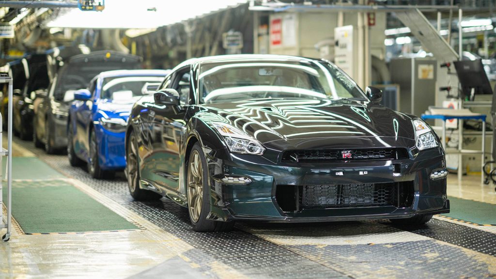 نيسان R35 GT-R.. السطر الأخير من أسطورة بدأت عام 2007!
نيسان جي تي ار
آخر نيسان جي تي ار
سيارات نيسان جي تي ار 2025
نيسان جي تي ار 2026
سوبر كارز
سيارات خارقة
سيارات قوية
سيارات سريعة
سيارات سوبر سبورت
سيارات سوبر رياضية
سيارات سبورت
سيارات رياضية
سيارات سباق
سيارات يابانية
سيارات صينية
سيارات توب جير
نيسان 2025
نيسان 2026
This is it. You’re looking at the last ever R35 Nissan GT-R. End of an era indeed.
Yep, having first launched all the way back in 2007, the final R35 has now rolled off the production line at Nissan’s Tochigi plant just outside Tokyo. And what an example it is too – a Premium T-spec with midnight purple paint (yes, we thought it was green originally too) and gold wheels. Ooft. This particular car is apparently destined for a customer in Japan. At least it won’t sit in a museum for the rest of eternity.
Nissan R35 GT-R... The last line of a legend that began in 2007!
Nissan GT-R
Last Nissan GT-R
2025 Nissan GT-Rs
2026 Nissan GT-Rs
Supercars
Powerful Cars
Fast Cars
Supersport Cars
Supersports Cars
Sports Cars
Sports Cars
Racing Cars
Japanese Cars
Chinese Cars
Top Gear Cars
Nissan 2025
Nissan 2026
This is it. You’re looking at the last-ever R35 Nissan GT-R. End of an era, indeed.
Yes, having first launched all the way back in 2007, the final R35 has now rolled off the production line at Nissan’s Tochigi plant just outside Tokyo. And what an example it is too – a Premium T-spec with midnight purple paint (yes, we thought it was green originally too) and gold wheels. Ooft. This particular car is apparently destined for a customer in Japan. At least it won’t sit in a museum for the rest of eternity.