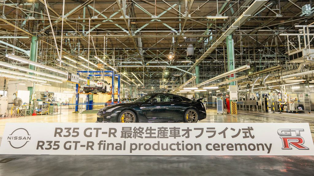 نيسان R35 GT-R.. السطر الأخير من أسطورة بدأت عام 2007!
نيسان جي تي ار
آخر نيسان جي تي ار
سيارات نيسان جي تي ار 2025
نيسان جي تي ار 2026
سوبر كارز
سيارات خارقة
سيارات قوية
سيارات سريعة
سيارات سوبر سبورت
سيارات سوبر رياضية
سيارات سبورت
سيارات رياضية
سيارات سباق
سيارات يابانية
سيارات صينية
سيارات توب جير
نيسان 2025
نيسان 2026
This is it. You’re looking at the last ever R35 Nissan GT-R. End of an era indeed.
Yep, having first launched all the way back in 2007, the final R35 has now rolled off the production line at Nissan’s Tochigi plant just outside Tokyo. And what an example it is too – a Premium T-spec with midnight purple paint (yes, we thought it was green originally too) and gold wheels. Ooft. This particular car is apparently destined for a customer in Japan. At least it won’t sit in a museum for the rest of eternity.
Nissan R35 GT-R... The last line of a legend that began in 2007!
Nissan GT-R
Last Nissan GT-R
2025 Nissan GT-Rs
2026 Nissan GT-Rs
Supercars
Powerful Cars
Fast Cars
Supersport Cars
Supersports Cars
Sports Cars
Sports Cars
Racing Cars
Japanese Cars
Chinese Cars
Top Gear Cars
Nissan 2025
Nissan 2026
This is it. You’re looking at the last-ever R35 Nissan GT-R. End of an era, indeed.
Yes, having first launched all the way back in 2007, the final R35 has now rolled off the production line at Nissan’s Tochigi plant just outside Tokyo. And what an example it is too – a Premium T-spec with midnight purple paint (yes, we thought it was green originally too) and gold wheels. Ooft. This particular car is apparently destined for a customer in Japan. At least it won’t sit in a museum for the rest of eternity.