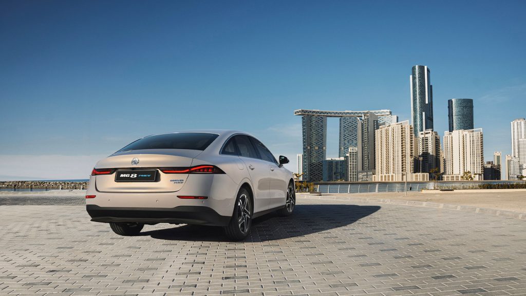 MG 8 PHEV إم جي 8 MG Motor إم جي موتور سيارات هجينة Hybrid Cars Plug-in Hybrid سيارات كهربائية Electric Cars سيارات سيدان Sedan Cars سيارات جديدة 2025 New Cars 2025 سوق السيارات في الشرق الأوسط Middle East Car Market سيارات فاخرة Luxury Cars كفاءة الوقود Fuel Efficiency رقم قياسي غينيس Guinness World Record سيارات حديثة Modern Cars سيارات في الخليج Gulf Cars سيارات في السعودية Cars in Saudi Arabia سيارات في الإمارات Cars in UAE سيارات في لبنان Cars in Lebanon TopGear توب غير أخبار السيارات Car News
