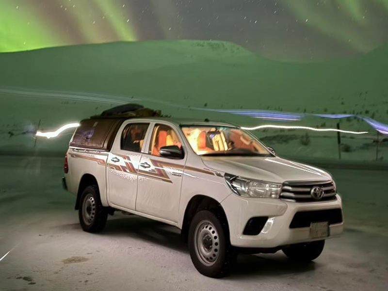 مالك السلطان الشفق القطبي سعودي يقود من الرياض إلى النرويج تويوتا هايلوكس رحلة برية مطاردة الشفق القطبي في النرويج Aurora Borealis Norway رحلة برية عبر أوروبا بالسيارة القيادة من السعودية إلى النرويج هايلوكس في الطرق الثلجية طريق القطب الشمالي بالسيارة Northern Lights road trip مغامرة برية عربية عبور الحدود بالسيارة من السعودية الشفق القطبي في شمال النرويج Malik Al-Sultan's Northern Lights A Saudi Drives from Riyadh to Norway Toyota Hilux Overland Trip Chasing the Northern Lights in Norway Aurora Borealis Norway A Road Trip Across Europe by Car Driving from Saudi Arabia to Norway Hilux on Snowy Roads Arctic Road Trip Northern Lights Road Trip An Arabian Overland Adventure Crossing the Border by Car from Saudi Arabia Northern Lights in Northern Norway