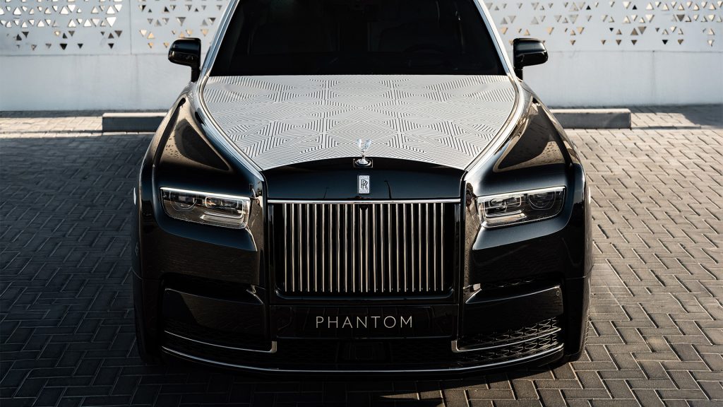 رولز رويس فانتوم أرابيسك

Rolls Royce Phantom Arabesque

سيارات رولز رويس الشرق الأوسط

رولز رويس بيسبوك

سيارات فاخرة حصرية

luxury bespoke Rolls Royce

laser engraved hood Rolls Royce

Middle East inspired luxury cars

Rolls Royce Phantom Middle East

ultra luxury bespoke cars

رولز-رويس فانتوم أرابيسك 2026 بغطاء محرّك منقوش بالليزر مستوحى من المشربية

Rolls-Royce Phantom Arabesque 2026 laser-engraved hood inspired by Mashrabiya design

تصميم خارجي ثنائي اللون لسيارة رولز-رويس فانتوم أرابيسك الفاخرة

Two-tone exterior design of Rolls-Royce Phantom Arabesque luxury sedan

تفاصيل شبكة بانثيون المضيئة وتمثال روح السعادة في فانتوم أرابيسك

Illuminated Pantheon grille and Spirit of Ecstasy on Rolls-Royce Phantom Arabesque

غاليري المقصورة مع تطعيمات خشبية مستوحاة من العمارة العربية

Bespoke dashboard gallery with Mashrabiya-inspired wood inlays inside Phantom Arabesque

مقصورة رولز-رويس فانتوم أرابيسك مع تطريزات هندسية مستوحاة من المشربية

Rolls-Royce Phantom Arabesque interior with Mashrabiya-inspired embroidery

تفاصيل نقش الليزر الحصري على غطاء المحرّك في رولز-رويس فانتوم أرابيسك

Close-up laser engraving detail on Rolls-Royce Phantom Arabesque hood