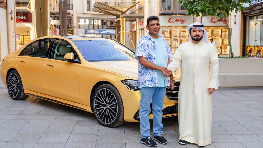 مرسيدس بنز S كلاس 500 مذهبة
مرسيدس S-Class 500 مطعمة بالذهب في دبي
الفائز بسيارة مرسيدس S-Class في حي دبي للذهب
حملة تسوق واربح في حي دبي للذهب
سيارة فاخرة مذهبة في دبي
مرسيدس S-Class 500 2025
تسليم مفاتيح مرسيدس S-Class للفائز
سيدان فاخرة ألمانية في الإمارات
سيارة مرسيدس فئة S باللون الذهبي
عروض حي دبي للذهب 2025
مسابقة تسوق واربح دبي
مرسيدس S-Class خارج صالة عرض ذهب
أجواء السحب في حي دبي للذهب
تفاصيل داخلية مرسيدس S-Class فاخرة
نجمة مرسيدس الأمامية مع تطعيمات ذهبية
Gold-plated Mercedes-Benz S-Class 500
Gold-trimmed Mercedes S-Class 500 in Dubai
Winner of a Mercedes S-Class in Dubai Gold District
Shop & Win Campaign in Dubai Gold District
Gold-plated luxury car in Dubai
2025 Mercedes S-Class 500
Winner receives keys to his Mercedes S-Class
German luxury sedan in the UAE
Gold-plated Mercedes S-Class
Dubai Gold District offers 2025
Shop & Win Dubai competition
Mercedes S-Class outside a gold showroom
Dubai Gold District raffle atmosphere
Luxury Mercedes S-Class interior details
Mercedes star front emblem with gold accents