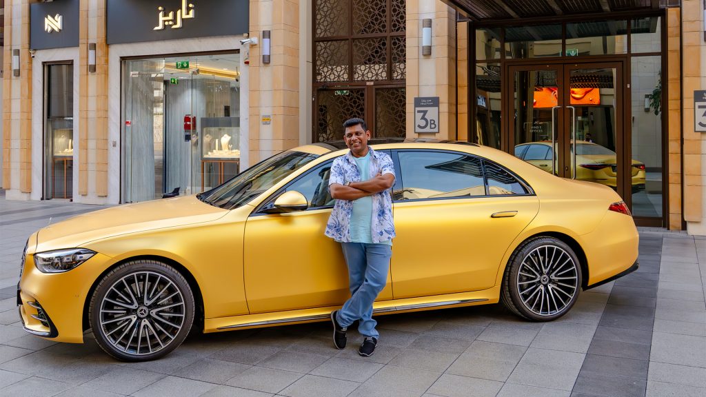 مرسيدس بنز S كلاس 500 مذهبة
مرسيدس S-Class 500 مطعمة بالذهب في دبي
الفائز بسيارة مرسيدس S-Class في حي دبي للذهب
حملة تسوق واربح في حي دبي للذهب
سيارة فاخرة مذهبة في دبي
مرسيدس S-Class 500 2025
تسليم مفاتيح مرسيدس S-Class للفائز
سيدان فاخرة ألمانية في الإمارات
سيارة مرسيدس فئة S باللون الذهبي
عروض حي دبي للذهب 2025
مسابقة تسوق واربح دبي
مرسيدس S-Class خارج صالة عرض ذهب
أجواء السحب في حي دبي للذهب
تفاصيل داخلية مرسيدس S-Class فاخرة
نجمة مرسيدس الأمامية مع تطعيمات ذهبية
Gold-plated Mercedes-Benz S-Class 500
Gold-trimmed Mercedes S-Class 500 in Dubai
Winner of a Mercedes S-Class in Dubai Gold District
Shop & Win Campaign in Dubai Gold District
Gold-plated luxury car in Dubai
2025 Mercedes S-Class 500
Winner receives keys to his Mercedes S-Class
German luxury sedan in the UAE
Gold-plated Mercedes S-Class
Dubai Gold District offers 2025
Shop & Win Dubai competition
Mercedes S-Class outside a gold showroom
Dubai Gold District raffle atmosphere
Luxury Mercedes S-Class interior details
Mercedes star front emblem with gold accents