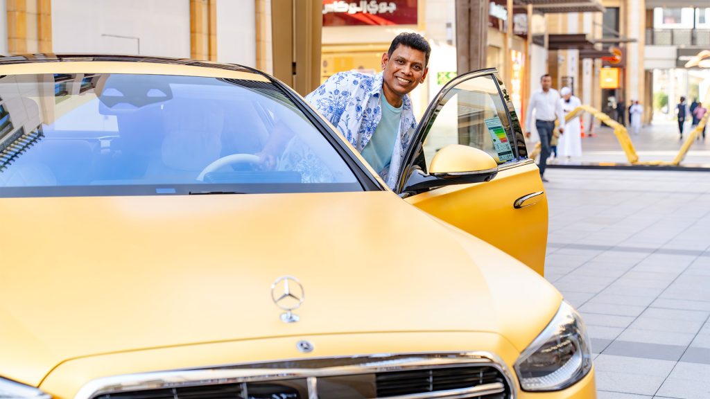 مرسيدس بنز S كلاس 500 مذهبة
مرسيدس S-Class 500 مطعمة بالذهب في دبي
الفائز بسيارة مرسيدس S-Class في حي دبي للذهب
حملة تسوق واربح في حي دبي للذهب
سيارة فاخرة مذهبة في دبي
مرسيدس S-Class 500 2025
تسليم مفاتيح مرسيدس S-Class للفائز
سيدان فاخرة ألمانية في الإمارات
سيارة مرسيدس فئة S باللون الذهبي
عروض حي دبي للذهب 2025
مسابقة تسوق واربح دبي
مرسيدس S-Class خارج صالة عرض ذهب
أجواء السحب في حي دبي للذهب
تفاصيل داخلية مرسيدس S-Class فاخرة
نجمة مرسيدس الأمامية مع تطعيمات ذهبية
Gold-plated Mercedes-Benz S-Class 500
Gold-trimmed Mercedes S-Class 500 in Dubai
Winner of a Mercedes S-Class in Dubai Gold District
Shop & Win Campaign in Dubai Gold District
Gold-plated luxury car in Dubai
2025 Mercedes S-Class 500
Winner receives keys to his Mercedes S-Class
German luxury sedan in the UAE
Gold-plated Mercedes S-Class
Dubai Gold District offers 2025
Shop & Win Dubai competition
Mercedes S-Class outside a gold showroom
Dubai Gold District raffle atmosphere
Luxury Mercedes S-Class interior details
Mercedes star front emblem with gold accents