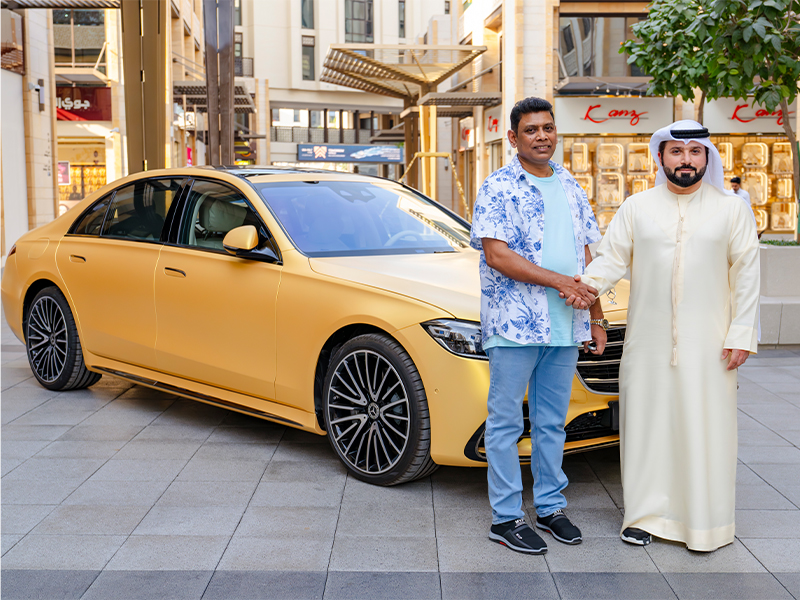 مرسيدس بنز S كلاس 500 مذهبة مرسيدس S-Class 500 مطعمة بالذهب في دبي الفائز بسيارة مرسيدس S-Class في حي دبي للذهب حملة تسوق واربح في حي دبي للذهب سيارة فاخرة مذهبة في دبي مرسيدس S-Class 500 2025 تسليم مفاتيح مرسيدس S-Class للفائز سيدان فاخرة ألمانية في الإمارات سيارة مرسيدس فئة S باللون الذهبي عروض حي دبي للذهب 2025 مسابقة تسوق واربح دبي مرسيدس S-Class خارج صالة عرض ذهب أجواء السحب في حي دبي للذهب تفاصيل داخلية مرسيدس S-Class فاخرة نجمة مرسيدس الأمامية مع تطعيمات ذهبية Gold-plated Mercedes-Benz S-Class 500 Gold-trimmed Mercedes S-Class 500 in Dubai Winner of a Mercedes S-Class in Dubai Gold District Shop & Win Campaign in Dubai Gold District Gold-plated luxury car in Dubai 2025 Mercedes S-Class 500 Winner receives keys to his Mercedes S-Class German luxury sedan in the UAE Gold-plated Mercedes S-Class Dubai Gold District offers 2025 Shop & Win Dubai competition Mercedes S-Class outside a gold showroom Dubai Gold District raffle atmosphere Luxury Mercedes S-Class interior details Mercedes star front emblem with gold accents