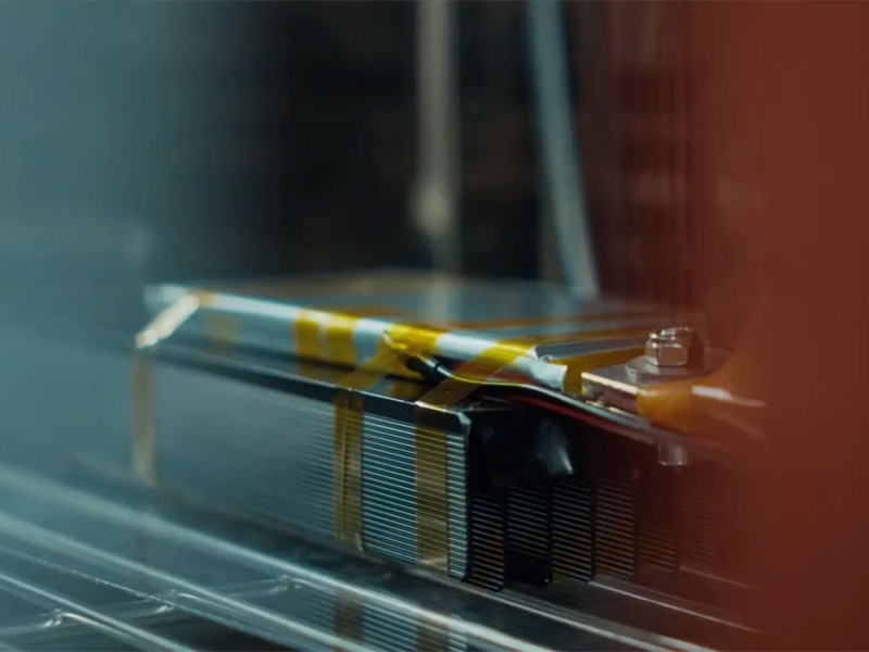 بطارية حالة صلبة بطارية Donut Labs بطارية تشحن خلال 7 دقائق بطارية سيارات كهربائية سريعة الشحن تقنية 11C بطاريات EV الجديدة شحن سريع للسيارات الكهربائية مستقبل بطاريات السيارات الكهربائية Solid-State Battery تقنية بطاريات فنلندية VTT Finland بطاريات أحدث تقنيات السيارات الكهربائية Donut Labs battery Solid-state EV battery 7 minute EV charging 11C battery charging rate Fastest EV battery EV battery breakthrough Solid state battery technology EV rapid charging innovation Next generation EV batteries Battery without active cooling VTT Finland battery test Future electric vehicle battery