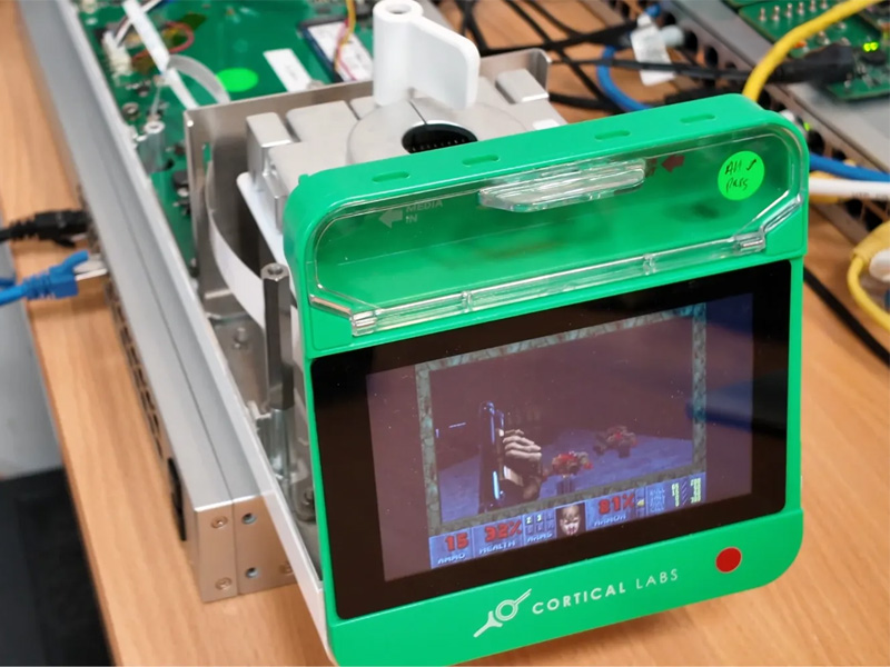 علماء يدرّبون كمبيوتر بخلايا دماغ بشرية على لعب Doom، وقد نجحوا بالفعل!