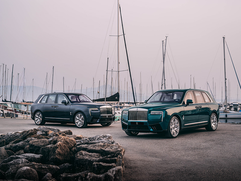 رولز رويس كالينان 2026 كالينان يخت Rolls Royce Cullinan Yachting Edition سيارات فاخرة 2026 افخم SUV في العالم سيارات رولز رويس الجديدة تصميم مستوحى من اليخوت سيارات فاخرة في الشرق الأوسط Cullinan Bespoke Rolls Royce UAE رولز-رويس كالينان Yachting Edition من الخارج بتصميم مستوحى من اليخوت تفاصيل الواجهة الأمامية المرسومة يدوياً في كالينان الفاخرة مقصورة رولز-رويس كالينان مع خشب الساج وتصميم بحري فاخر سقف النجوم في كالينان بتصميم يحاكي حركة الرياح عجلات رولز-رويس كالينان 22 إنش بتصميم فاخر تفاصيل البوصلة الخشبية داخل مقصورة Cullinan ألوان Cullinan Yachting Edition الأربعة المستوحاة من البوصلة تطريز المقاعد المستوحى من حبال الإبحار في رولز رويس تصميم داخلي فاخر يجمع الأبيض والكحلي في Cullinan رولز-رويس كالينان بإضاءة طبيعية تعكس فخامة التصميم الخارجي 2026 Rolls-Royce Cullinan Cullinan Yachting Edition 2026 Luxury Cars The World's Most Luxurious SUV New Rolls-Royce Cars Yacht-Inspired Design Luxury Cars in the Middle East Cullinan Bespoke Rolls-Royce UAE The exterior of the Rolls-Royce Cullinan Yachting Edition features a design inspired by yachts. Hand-painted details on the luxurious Cullinan's front fascia. The Cullinan's interior features teak wood and a luxurious nautical theme. The Cullinan's starlight headliner creates a design that mimics the movement of the wind. The Cullinan's 22-inch wheels feature a luxurious design. A wooden compass detail is featured in the Cullinan's interior. The Cullinan Yachting Edition offers four colors inspired by the compass. The seats feature stitching inspired by the ropes of a Rolls-Royce. The luxurious interior combines white and navy. Cullinan Rolls-Royce Cullinan with natural lighting that reflects the luxury of its exterior design