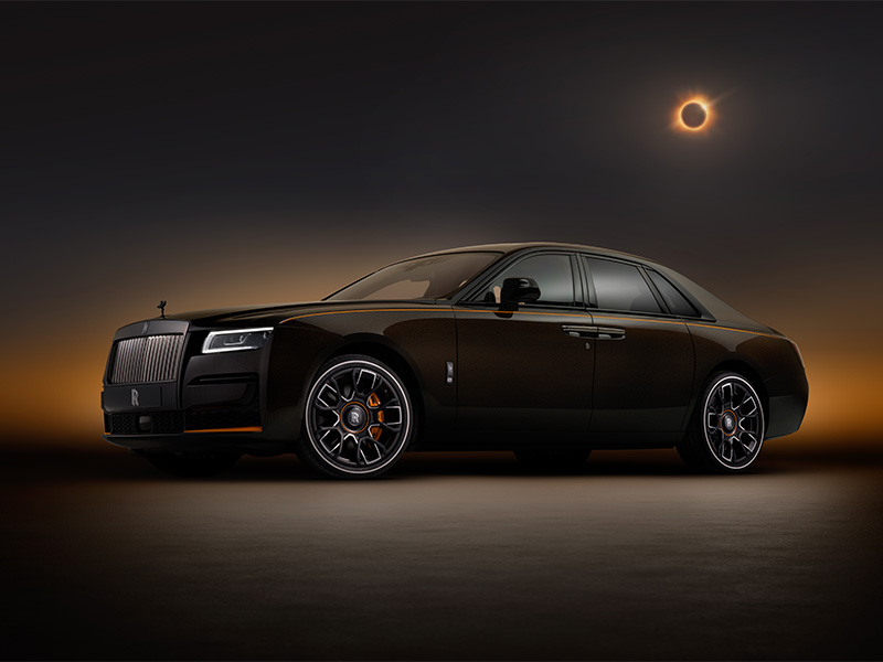 بُعيد ذكرى إطلاقه العاشرة: كيف انطلقت رولز-رويس بطراز بلاك بادج من التمرّد إلى الفخامة؟   