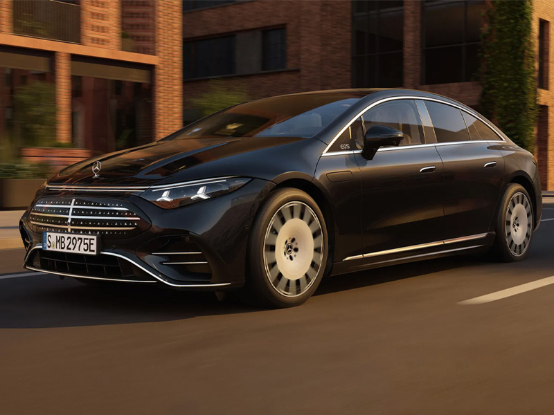 صراع عرش المدى الكهربائي ينطلق: مرسيدس EQS الجديدة تتألق بـ 925 كم بالشحنة الواحدة!