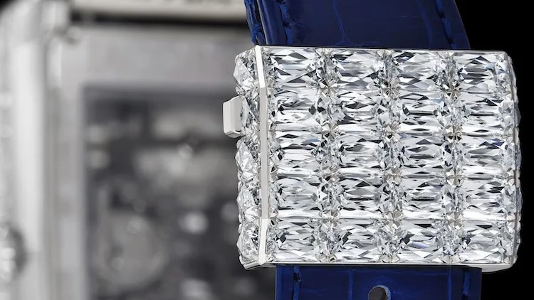 ساعة Jacob & Co
ساعة Angel Cut
Jacob & Co Billionaire
ساعة ملياردير جاكوب آند كو
ساعات فاخرة مرصعة بالألماس
ساعة توربيون مزدوج
ساعات هاي جولري
سعر ساعة Jacob & Co
ساعات فاخرة 2026
ساعات ألماس فاخرة
Jacob & Co Angel Cut
ساعة فاخرة 3.4 مليون دولار
ساعة Jacob & Co Billionaire Angel Cut مرصعة بالألماس
تصميم ساعة Angel Cut مع توربيون مزدوج
تفاصيل ألماس Angel Cut في ساعة فاخرة
ساعة Jacob & Co بعلبة من الذهب الأبيض
توربيون مزدوج في ساعة Billionaire
مقطع داخلي لحركة JCAM50 في ساعة فاخرة
سوار جلد تمساح أزرق لساعة Jacob & Co
تفاصيل 298 حجر ألماس في ساعة Angel Cut
ساعة فاخرة بإصدار محدود من Jacob & Co
تصميم فاخر لساعات هاي جولري مرصعة بالألماس
Jacob and Co watch
Angel Cut watch
Billionaire Double Tourbillon
Jacob and Co Billionaire
luxury diamond watch
high jewelry watches
double tourbillon watch
Jacob and Co price
luxury watches 2026
diamond luxury watch
Angel Cut diamonds
$3.4 million watch
Jacob and Co Billionaire Angel Cut diamond watch
Angel Cut watch with double tourbillon
close-up of Angel Cut diamonds on luxury watch
Jacob and Co white gold case watch
double tourbillon mechanism in Billionaire watch
JCAM50 movement inside luxury watch
blue alligator strap on Jacob and Co watch
298 diamond details on Angel Cut watch
limited edition Jacob and Co luxury watch
high jewelry diamond watch design